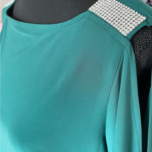 DB Women's Emerald Green Cold Shoulder Blouse with Bling Accents Size Small - Picture 9 of 12